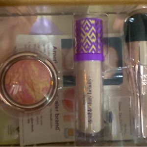 BNIB 

never used or swatched 

Comes with everything in the pictures